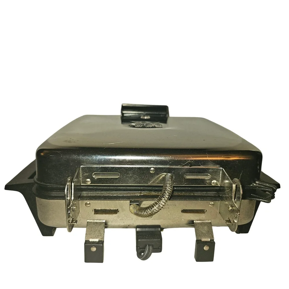 Toastmaster 269C‎ Waffle Baker Square 4-Slice Stainless Steel Adjustable 1400W
